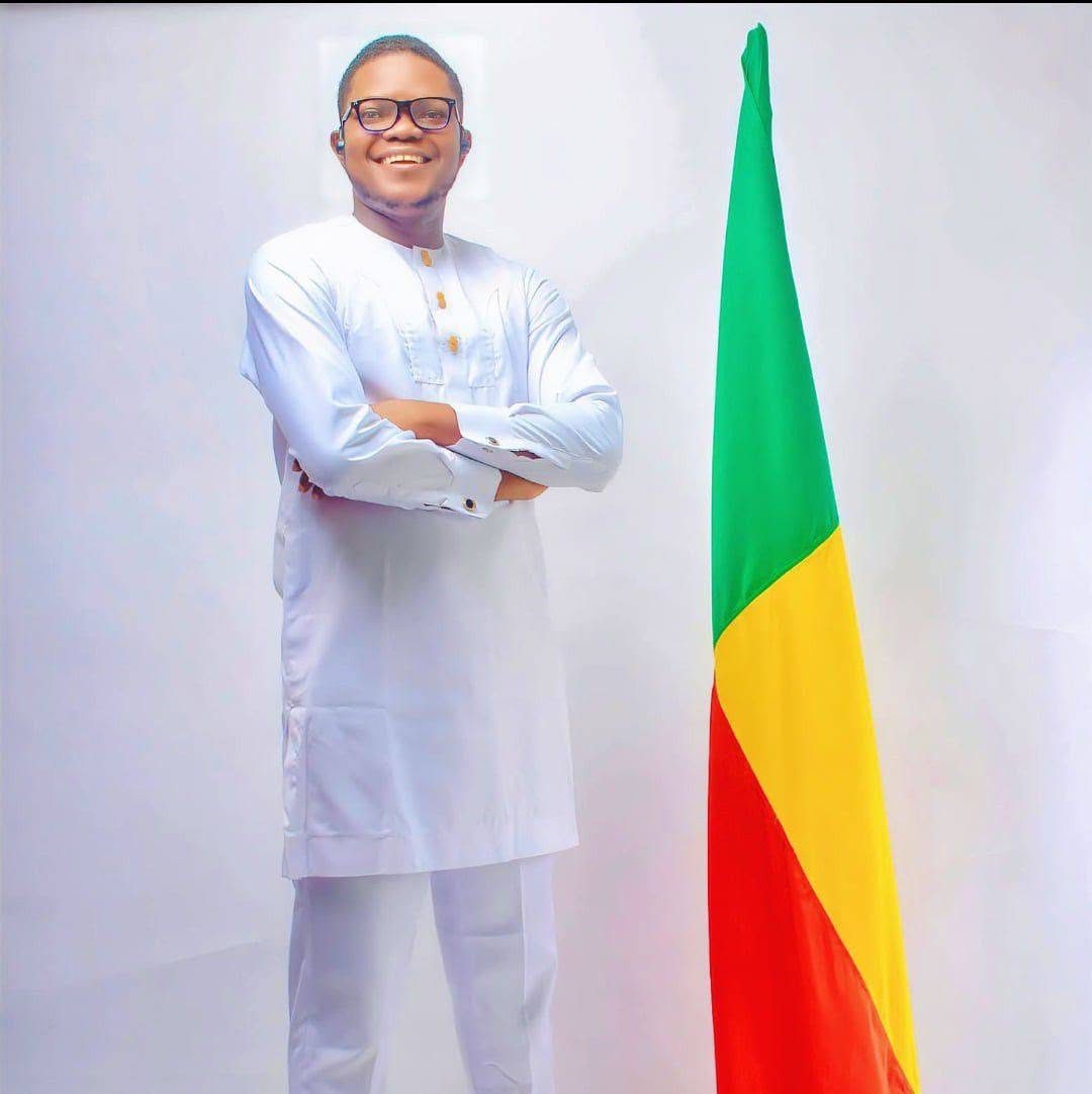 Portrait d'Edmond Adjahouisso dans son atelier